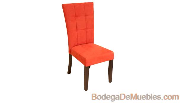 Silla de Comedor moderna en color rojo y patas de madera, abullonada, para formar la perfecta combinación.
