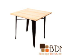 Mesa cuadrada minimalista estilo industrial de madera natural