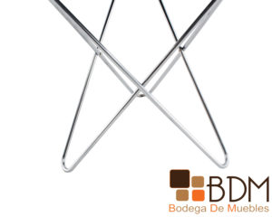 Mesa lateral estilo minimalista con cubierta color negro