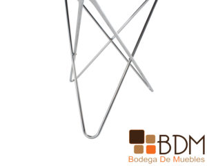 Mesa lateral estilo minimalista con cubierta color negro