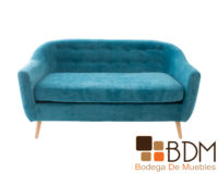 Sofa elegante con patas de madera color natural