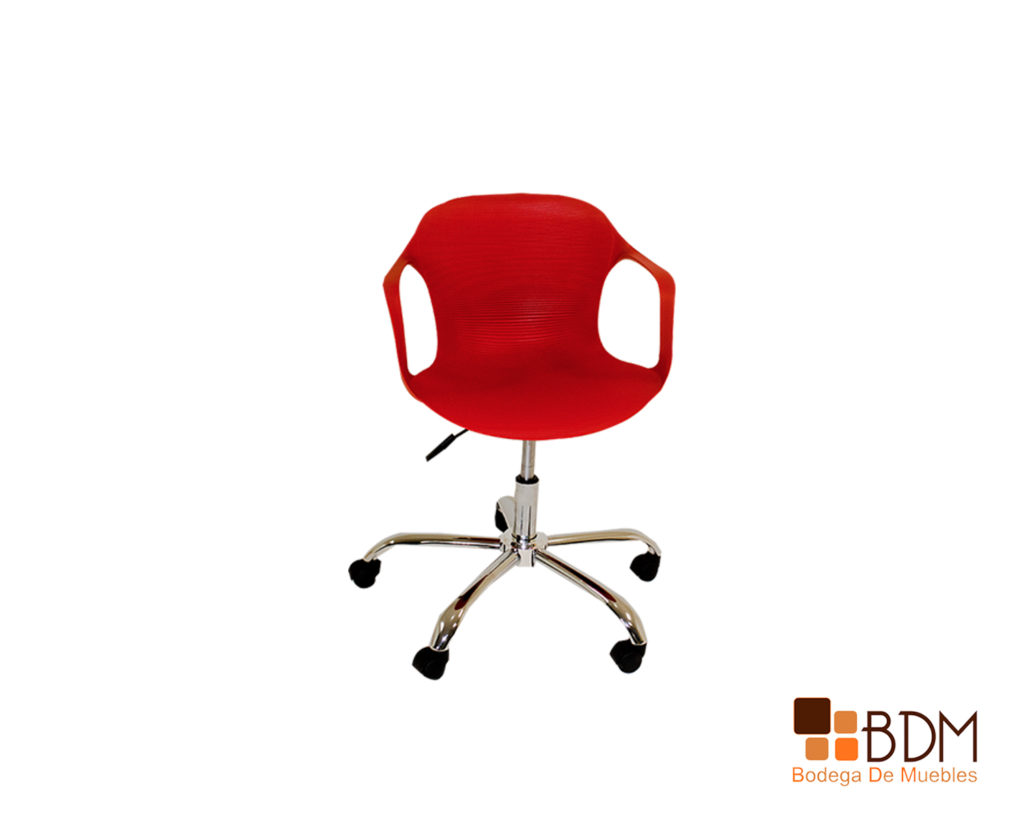 La silla Operativa de oficina con base de estrella de cinco puntas en metal cromado que permite ajustar la altura.