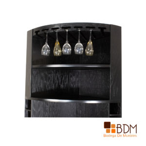 El Bar Kontempo está fabricado con enchapado de encino, dandole elegancia, estilo y sobre todo brillo a tu mueble.