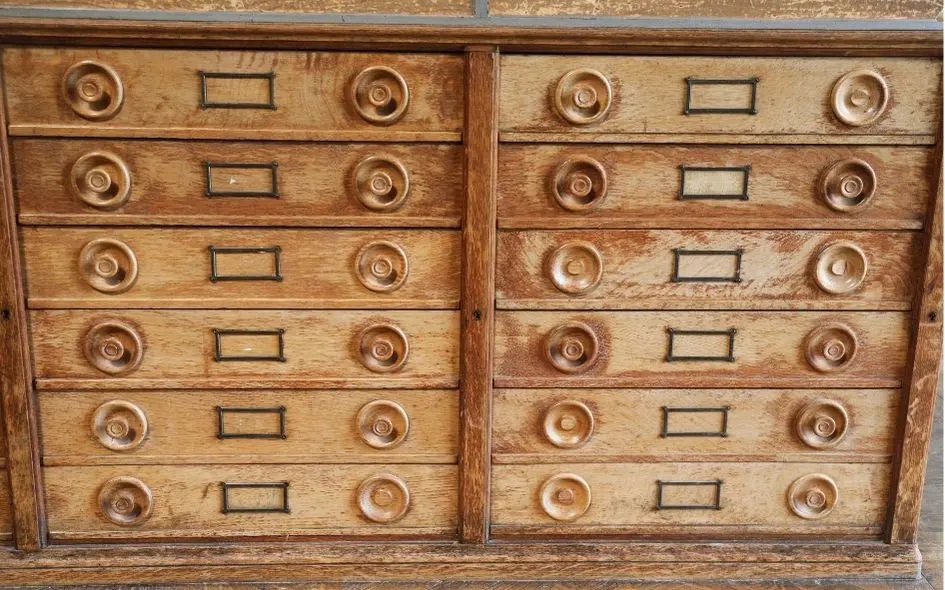 cómoda de madera maciza sobre diseño