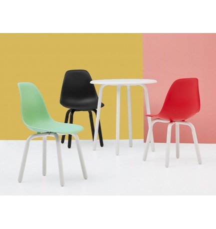 Silla curva clásica de polipropileno con patas de acero para comedores, restaurantes y terrazas en México