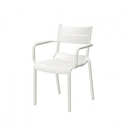 Silla blanca con descansabrazos inmune a salitre y humedad de terraza