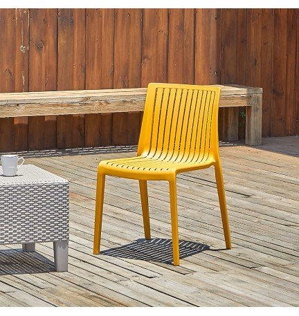 Silla apilable ergonómica con refuerzos estructurales de uso rudo