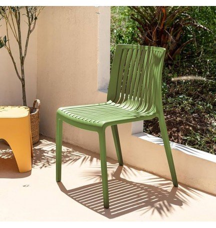 Silla con rejilla ventilada y drenaje para terrazas de restaurantes