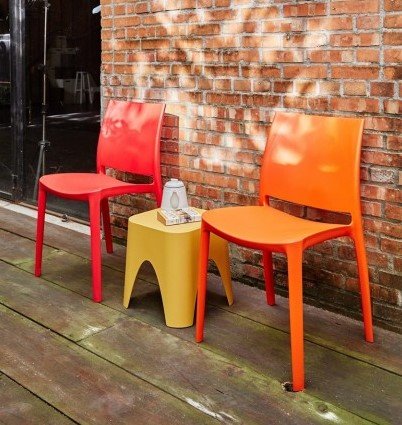 Silla de polipropileno para intemperie en terrazas de restaurantes