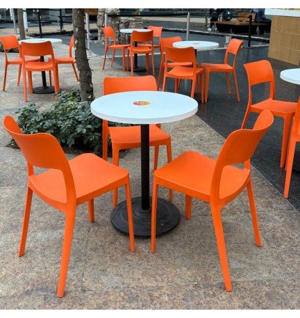 Silla con respaldo alto anatómico y ventilación térmica para terrazas gastronómicas