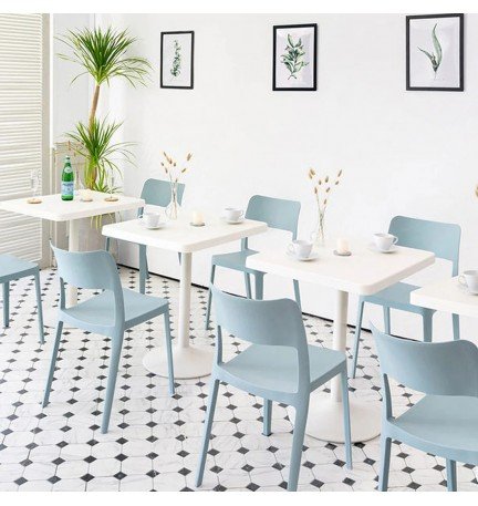 Silla plástica para terrazas gastronómicas urbanas y bistrós de banqueta